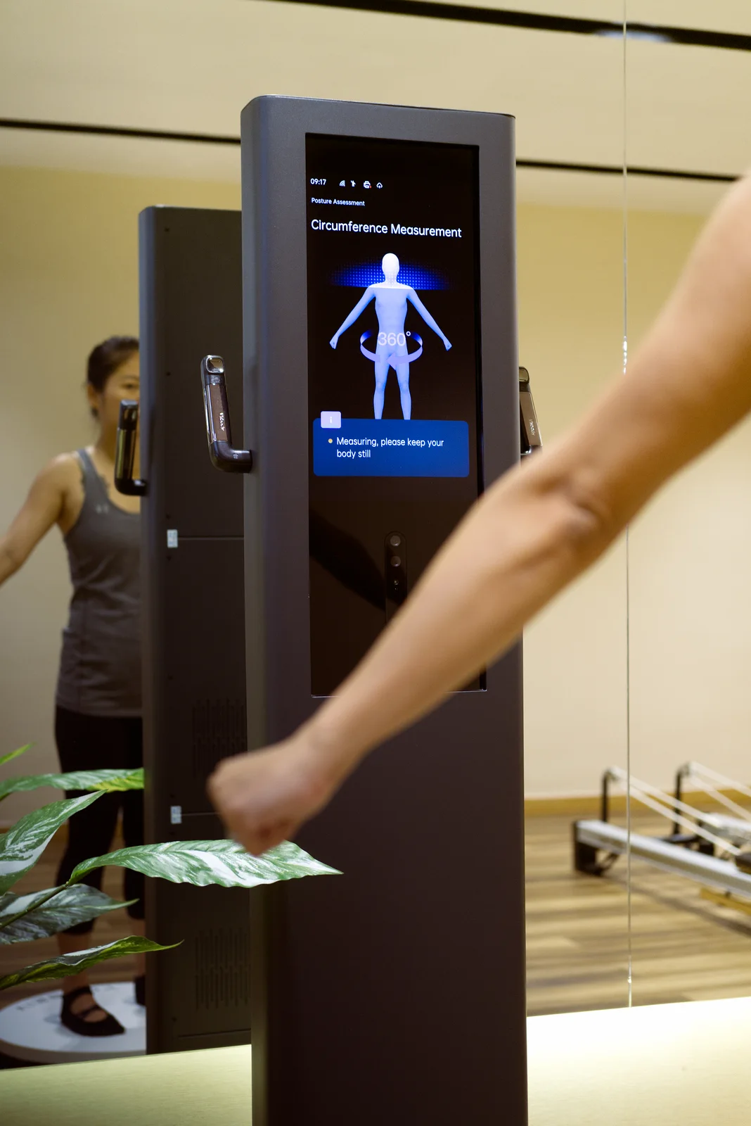 Client using the Visbody 3D body composition scanner at LLFitness